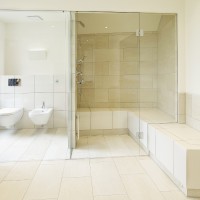 Dampfdusche mit Glasfront vereint Dampfbad und Dusche privat im Badezimmer, im Hotel oder im öffentlichen Thermalbad Bad, Spa oder Wellnessbereich.