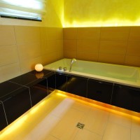 Wanne mit gelber LED-Beleuchtung