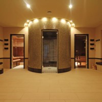 Forum mit Zugang zur Sauna, zum Dampfbad mit Wärmebank und Fußbecken