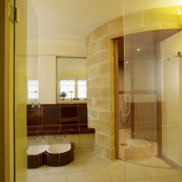 Pfalzhotel Asselheim: Der Vorraum der Dusche mit Wärmeband und Fußbecken läd zum Fußbad ein.