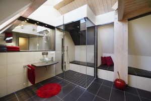 Designbad Privat-Spa KNO Bad Design Traumbad mit Dusche im Dachgeschoss unter Dachschräge