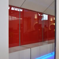 Dampfbad Bank - grossformatige Keramik mit Glasfliese an Wand mit LED