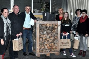 Die Malerin Yvonne Zimmer-Saalbach mit Herrn Hilpert und den glücklichen Gewinnern mit Ihren Gewinnen.