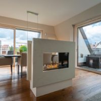 Privat Spa KOC freistehender Kamin im Wohnbereich Esszimmer Küche. Designkamin Tunnelkamin als Raumtrenner