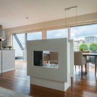 Privat Spa KOC freistehender Kamin im Wohnbereich Esszimmer Küche. Designkamin Tunnelkamin als Raumtrenner