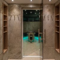 Voshövel Spa: Eingagsbereich zum Dampfbad im Wellnessbereich des Landhotels.