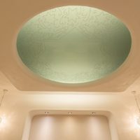 Voshövel Private-Hammam: hinterleuchtetes Deckenfeld über dem Hamam-Massagestein (Nabelstein) mit Motiven der Anlage.