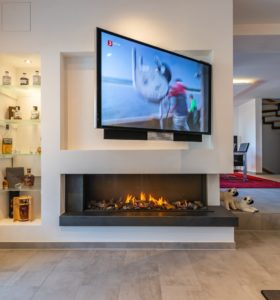 Gaskamin und Fernseher in Wand für Wohnzimmer u. Esszimmer