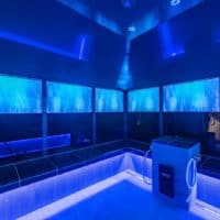Design-Dampfbad im Freizeitbad Gochness: Video-Screens Bildschirme Fernseher mit blauer LED Beleuchtung