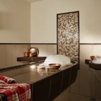 LINDNER Hotel & Spa Binshof Ayurveda Massageliege aus Keramik und Seifenschaum mit keramischem Waschtisch.