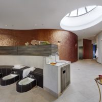 LINDNER Hotel & Spa Binshof in Speyer: Mehr als nur eine Sitzbank mit Fußbad / Wärmebank mit keramischen Fußbecken.