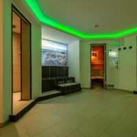 Privatspa-GST_Forum-Zentralraum_Waermebank_Fussbecken_te_gh_02