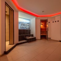 Privatspa-GST_Forum-Zentralraum_Waermebank_Fussbecken_te_gh_03