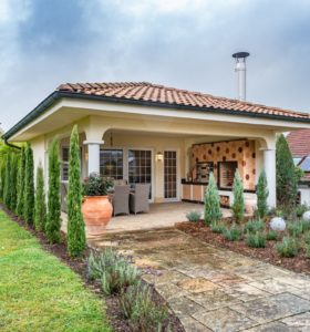 Gartenkamin mit Pizzaofen und Grill im Gartenhaus bzw. Gästehaus