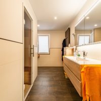 Waschtisch Privatbad FRE Dampfbad und Dusche zuhause im Badezimmer