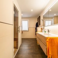 Waschtisch Privatbad FRE Dampfbad und Dusche zuhause im Badezimmer