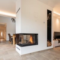 Kamin Raumteiler modern - Raumtrenner Feuer beiseitig mit Holzlager