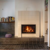 Moderner Kachelkamin in denkmalgeschützem Wohnhaus.
