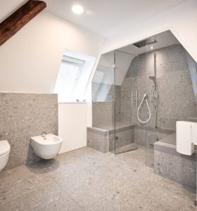 Privatbad VOI – moderne Dampfdusche unter der Dachschräge