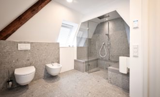 Privatbad VOI – moderne Dampfdusche unter der Dachschräge