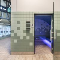 schwellenloser Eingang mit Brillenablagen zum barrierefreien Dampfbad im Badehaus Benrath (Düsseldorf)