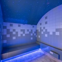 Wärmebank mit LED-Beleuchtung im Dampfbad im Badehaus Benrath (Düsseldorf)