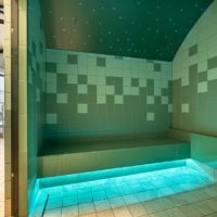 Wärmebank mit LED-Beleuchtung im Dampfbad im Badehaus Benrath (Düsseldorf)