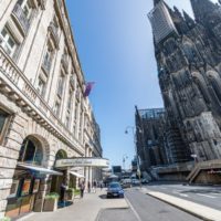 Hoteleingang - Außenansicht des Excelsior Hotel Ernst in Köln mit Kölner Dom