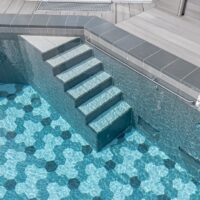 Treppe im Aupenpool WAK mit handgefertigter Keramik. Treppenbelag Hilpert Fulda