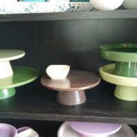 Exklusive Keramikplatten mit Fuß aus handgefertigter Designkeramik der Keramikmanufaktur Hilpert – zeitloses Design Made in Germany für den modernen Haushalt
