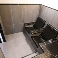 Körpergerecht geformte, beheizte Sessel laden zum entspannten Ruhen im Tecaldarium® ein.