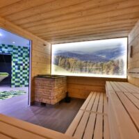 Ein hinterleuchtetes Wandbild zeigt in der Finnischen Sauna die vielfältige Landschaft des Schwarzwalds
